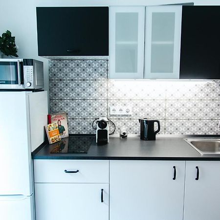 Black & White Apartment With A Gift Soft Panda บูดาเปสต์ ภายนอก รูปภาพ
