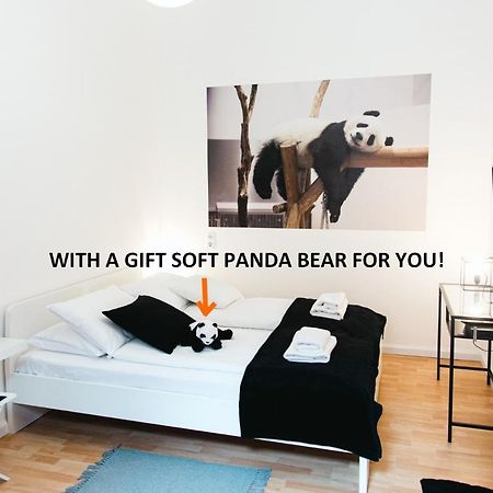 Black & White Apartment With A Gift Soft Panda บูดาเปสต์ ภายนอก รูปภาพ