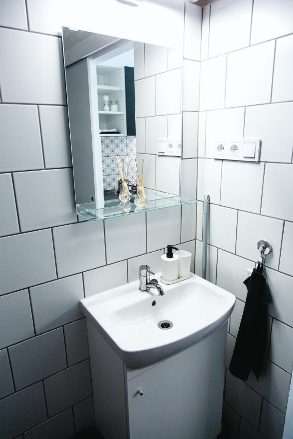 Black & White Apartment With A Gift Soft Panda บูดาเปสต์ ภายนอก รูปภาพ