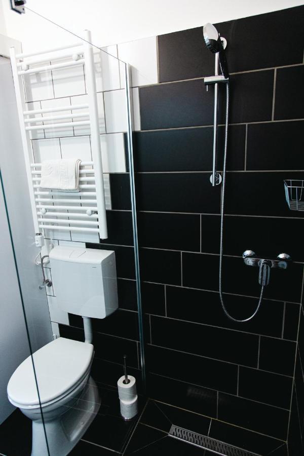 Black & White Apartment With A Gift Soft Panda บูดาเปสต์ ภายนอก รูปภาพ