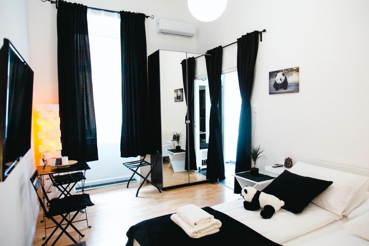 Black & White Apartment With A Gift Soft Panda บูดาเปสต์ ภายนอก รูปภาพ
