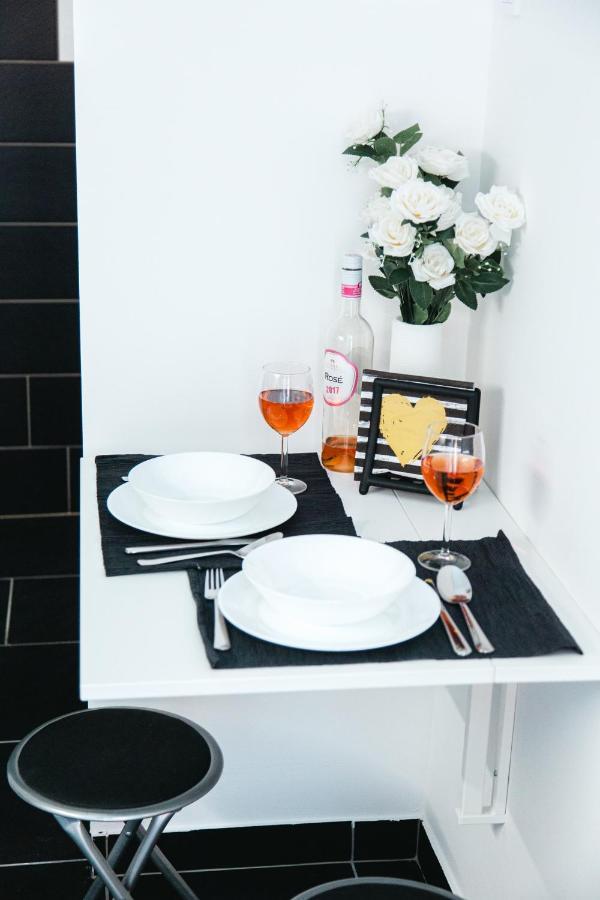 Black & White Apartment With A Gift Soft Panda บูดาเปสต์ ภายนอก รูปภาพ