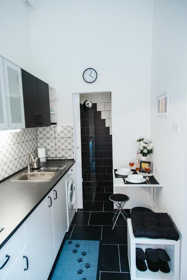 Black & White Apartment With A Gift Soft Panda บูดาเปสต์ ภายนอก รูปภาพ