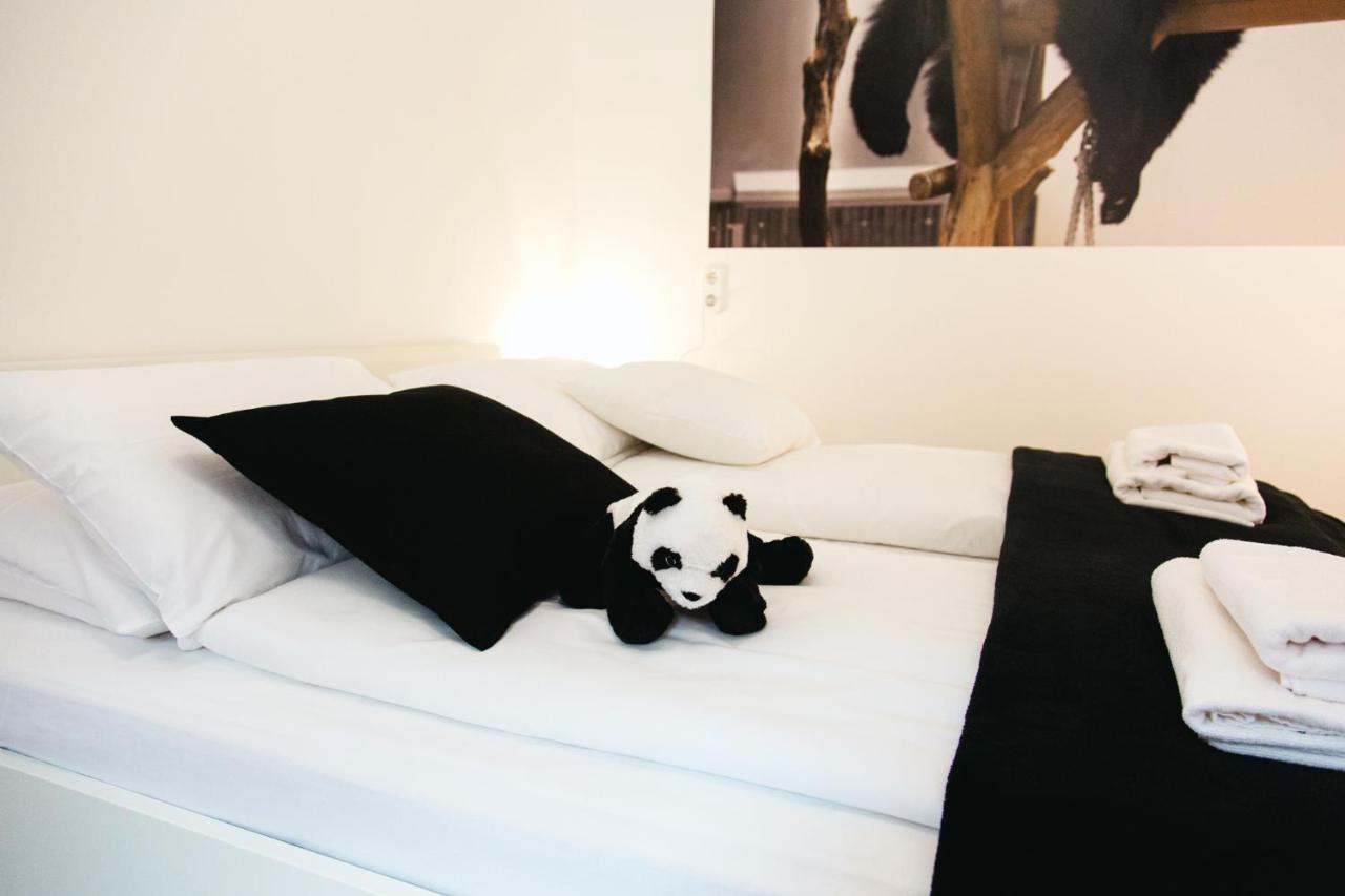 Black & White Apartment With A Gift Soft Panda บูดาเปสต์ ภายนอก รูปภาพ