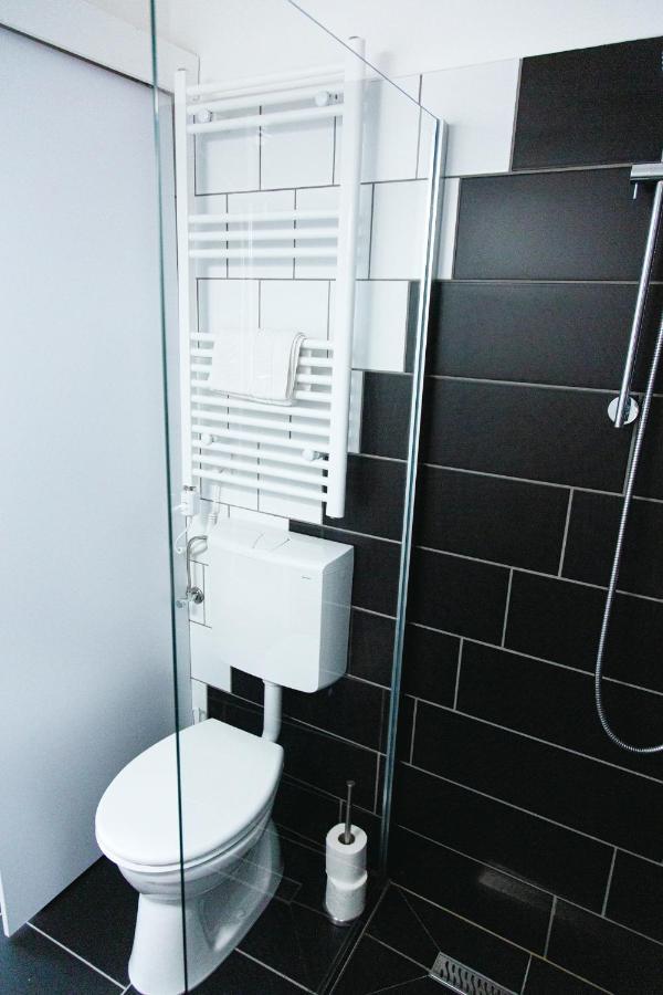Black & White Apartment With A Gift Soft Panda บูดาเปสต์ ภายนอก รูปภาพ