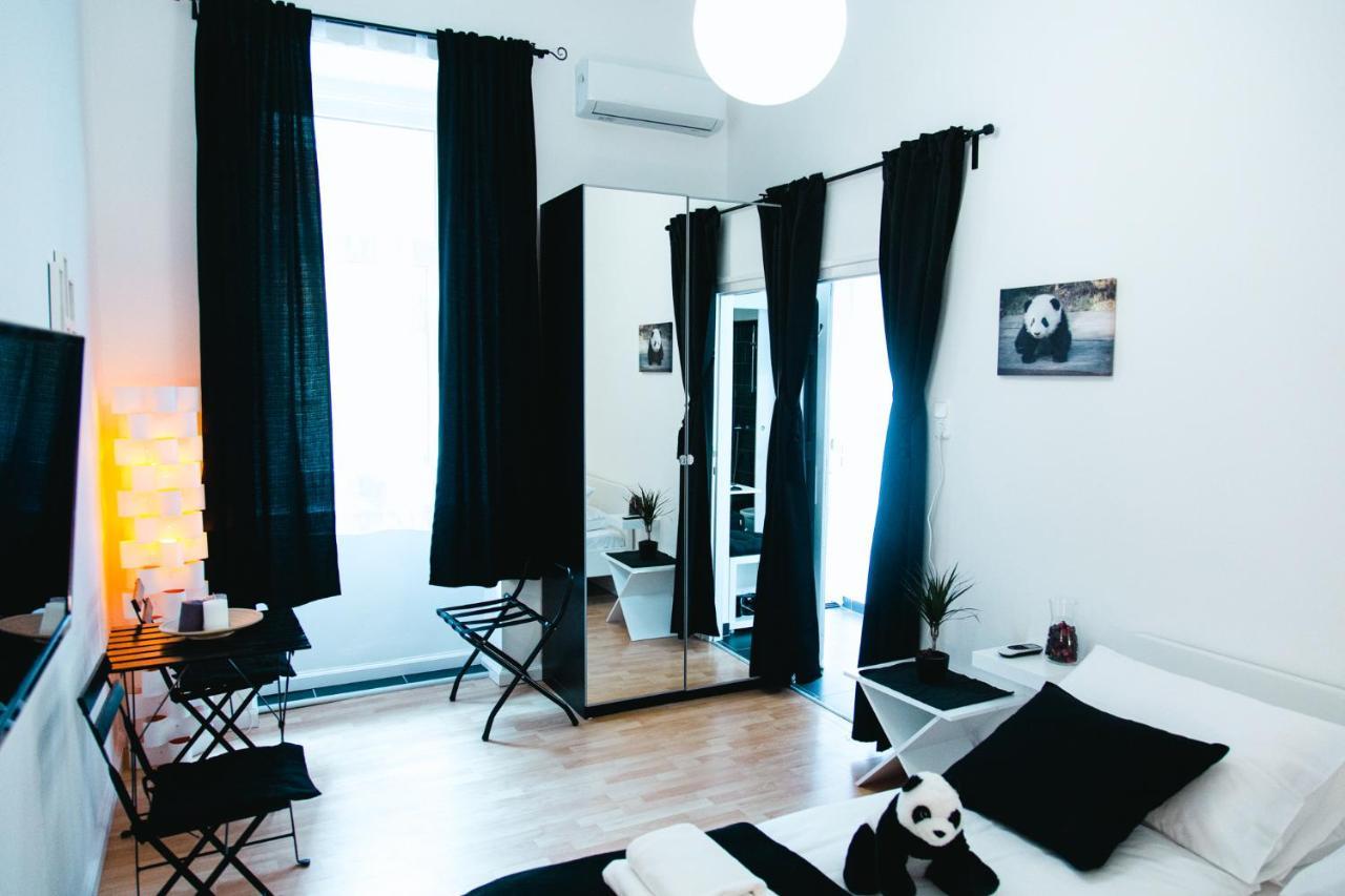 Black & White Apartment With A Gift Soft Panda บูดาเปสต์ ภายนอก รูปภาพ