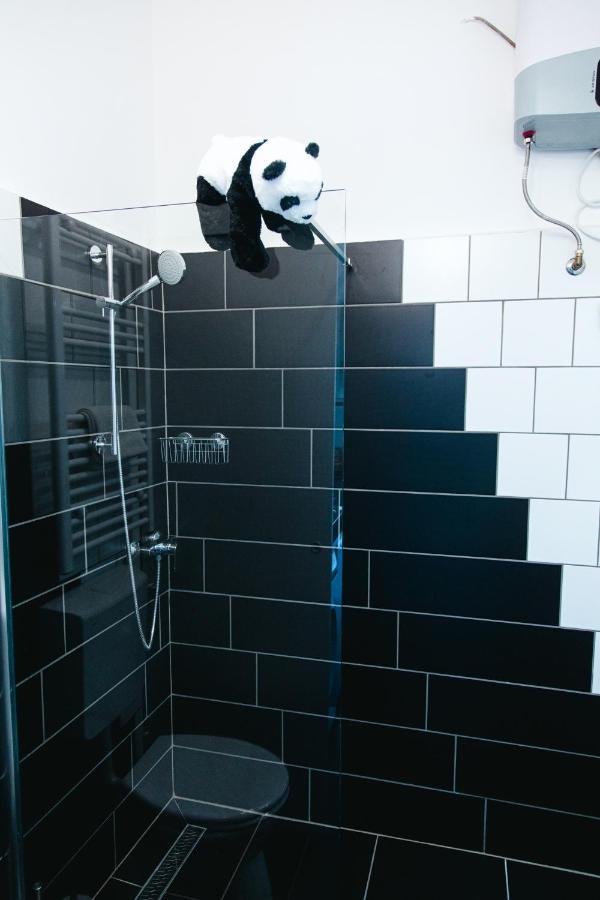 Black & White Apartment With A Gift Soft Panda บูดาเปสต์ ภายนอก รูปภาพ