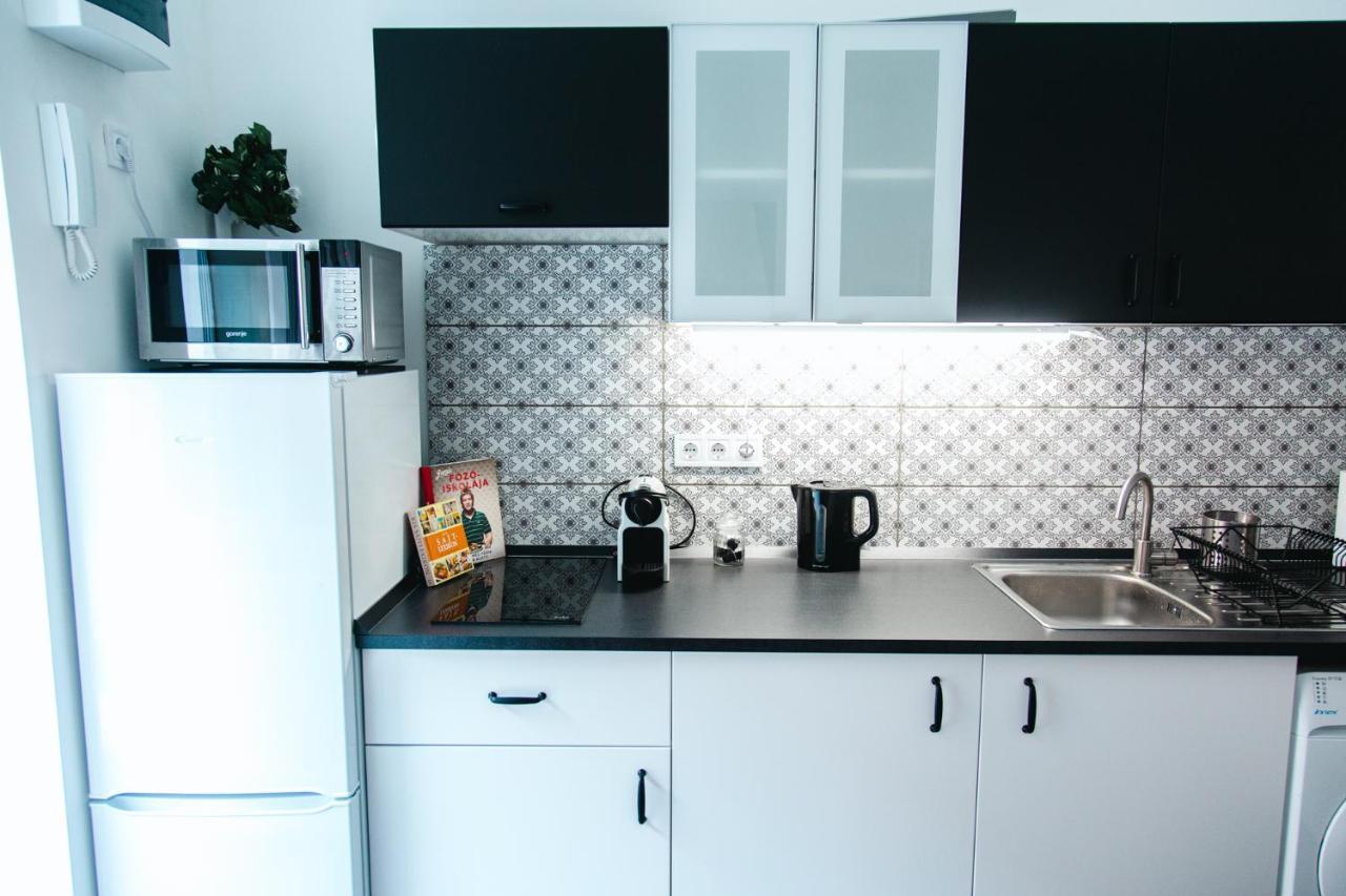 Black & White Apartment With A Gift Soft Panda บูดาเปสต์ ภายนอก รูปภาพ