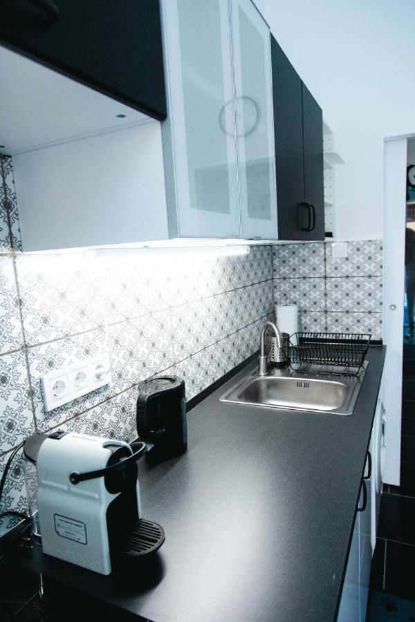 Black & White Apartment With A Gift Soft Panda บูดาเปสต์ ภายนอก รูปภาพ