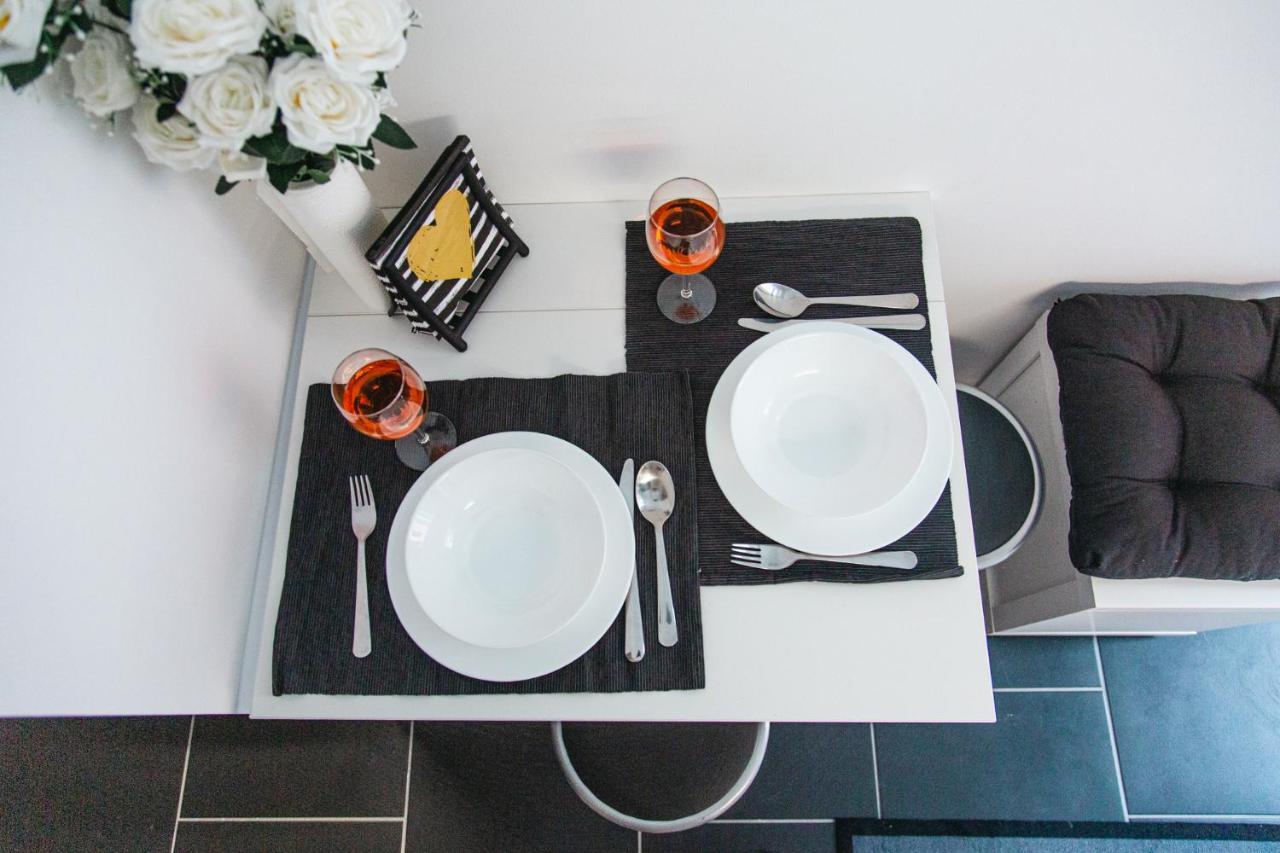 Black & White Apartment With A Gift Soft Panda บูดาเปสต์ ภายนอก รูปภาพ