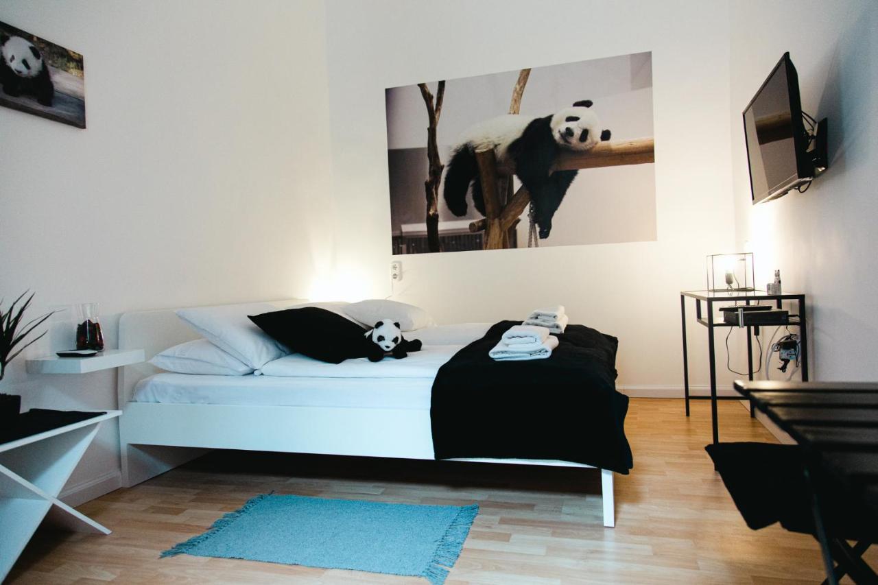 Black & White Apartment With A Gift Soft Panda บูดาเปสต์ ภายนอก รูปภาพ