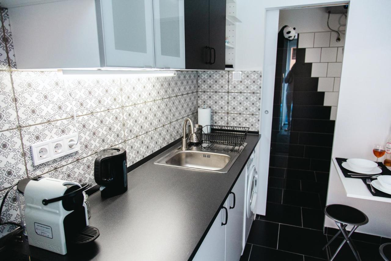 Black & White Apartment With A Gift Soft Panda บูดาเปสต์ ภายนอก รูปภาพ