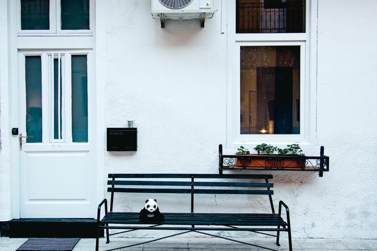 Black & White Apartment With A Gift Soft Panda บูดาเปสต์ ภายนอก รูปภาพ
